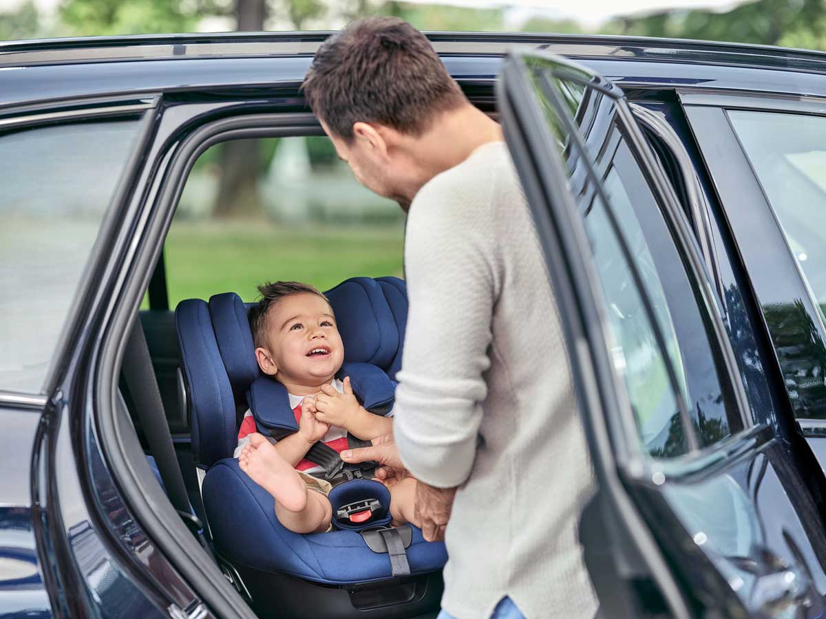 5 strokovnih nasvetov: <b>Kako pravilno namestiti otroka v avto</b>
